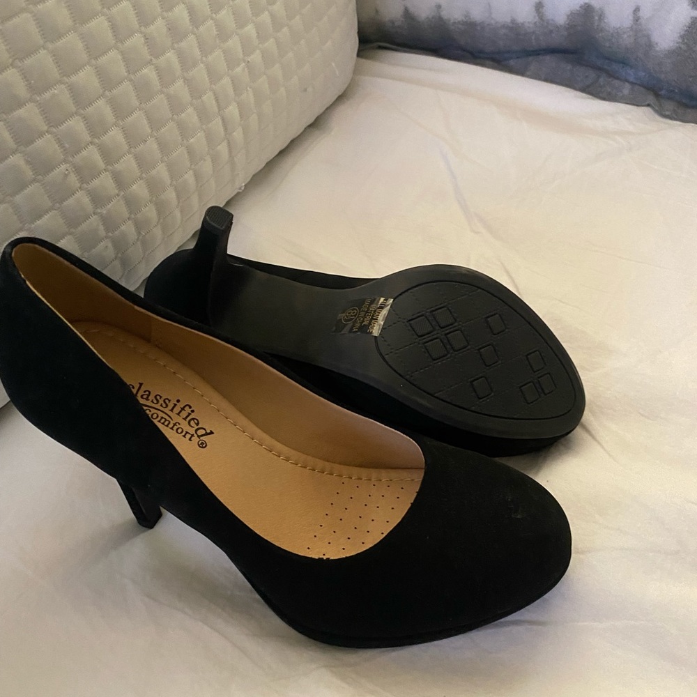 Black pumps